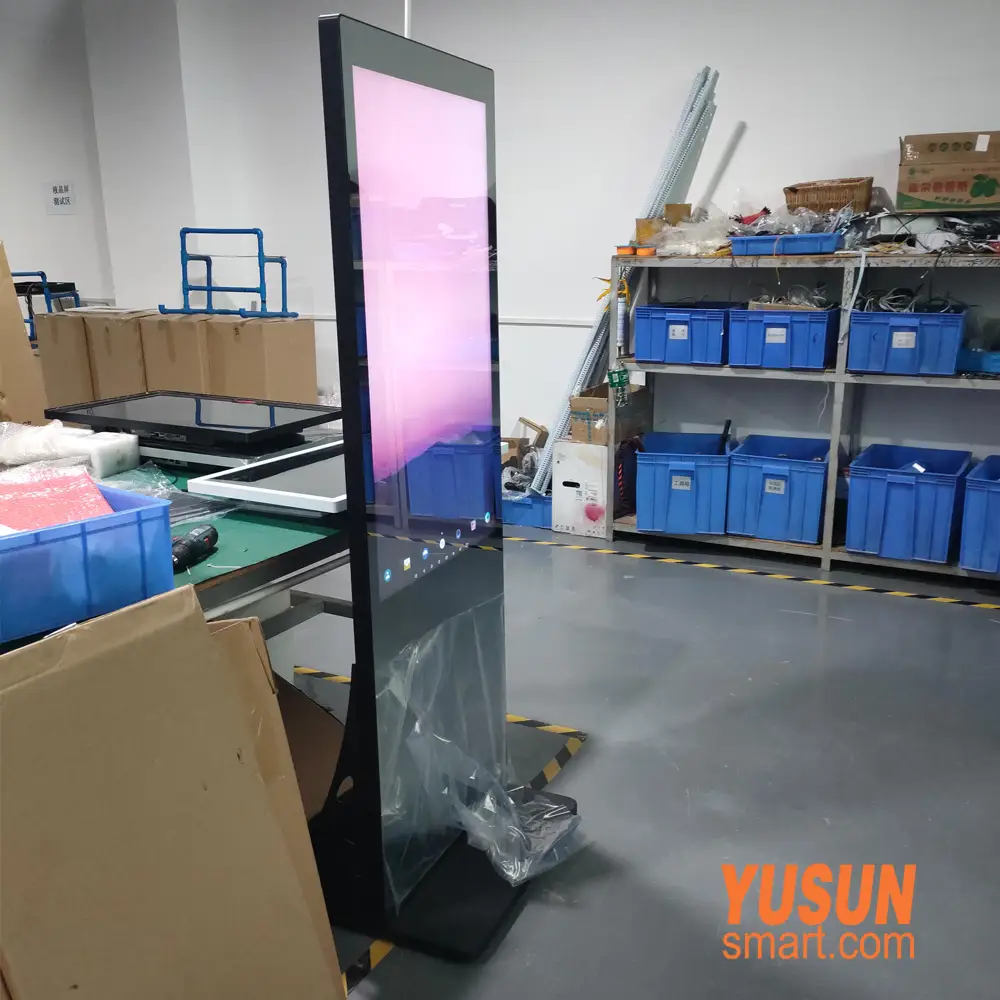 43-inch Android smart fitness mirror during assembly in YUSUN SMART production workshop